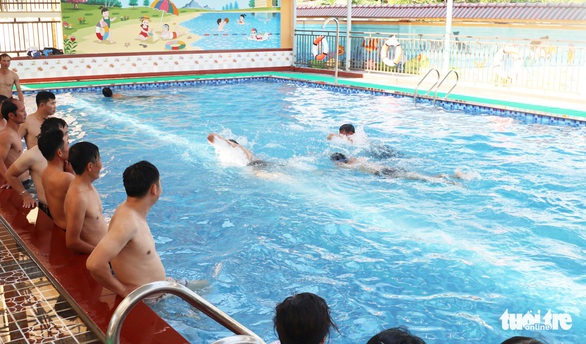 Hàng trăm giáo viên đi học bơi, kỹ năng chống đuối nước trước năm học mới - Ảnh 1. Hàng trăm giáo viên đi học bơi, kỹ năng chống đuối nước trước năm học mới - Ảnh 1.