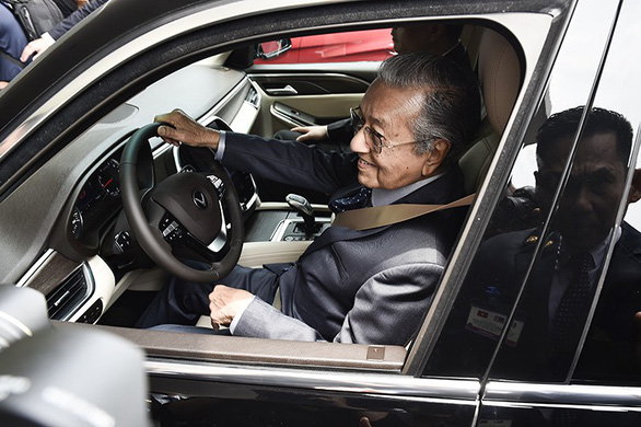 Thủ tướng Malaysia thấy tiếc khi chỉ lái xe Vinfast được đến 100km/h - Ảnh 2.