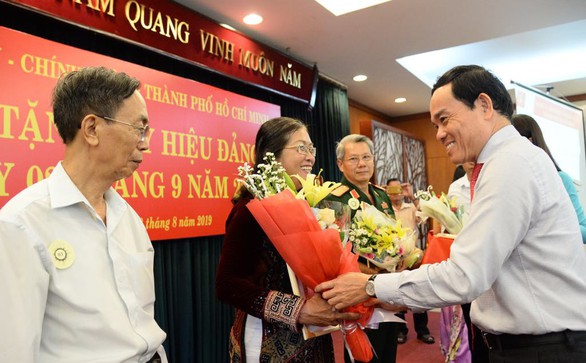 Trao huy hiệu đảng cho 28 đảng viên - Ảnh 1. Trao huy hiệu đảng cho 28 đảng viên - Ảnh 1.