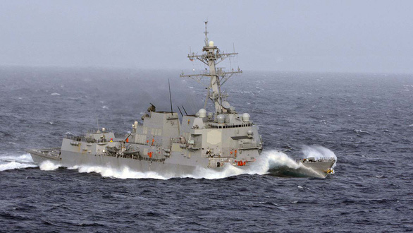 Thương chiến đang ‘căng’, tàu chiến Mỹ lại thách thức Trung Quốc ở Biển Đông - Ảnh 1.