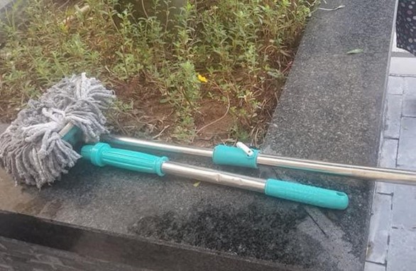 Bé trai phải cấp cứu vì bị cây lau nhà từ tầng 17 chung cư rơi trúng đầu - Ảnh 2. Bé trai phải cấp cứu vì bị cây lau nhà từ tầng 17 chung cư rơi trúng đầu - Ảnh 2.