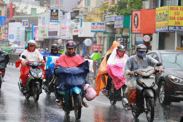 TP.HCM và nhiều tỉnh Nam bộ bắt đầu mưa to, sóng lớn do bão số 4 - Ảnh 1. TP.HCM và nhiều tỉnh Nam bộ bắt đầu mưa to, sóng lớn do bão số 4 - Ảnh 1.