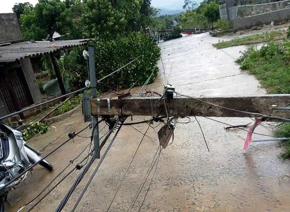 Lốc xoáy làm 2 nhà dân bị sập, hơn 40 nhà tốc mái - Ảnh 2. Lốc xoáy làm 2 nhà dân bị sập, hơn 40 nhà tốc mái - Ảnh 2.