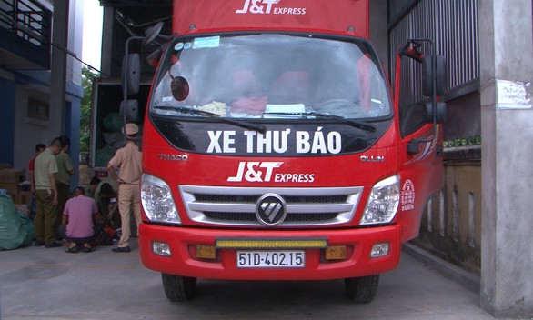 Dùng xe thư báo để chở bình xịt hơi cay, hàng lậu - Ảnh 1. Dùng xe thư báo để chở bình xịt hơi cay, hàng lậu - Ảnh 1.