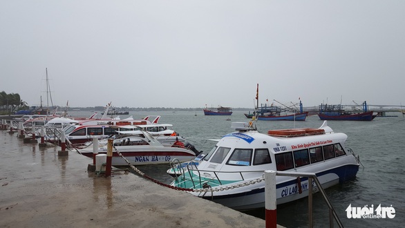 Dừng hoạt động tàu ra vào Cù Lao Chàm, đưa 125 người vào bờ - Ảnh 2. Dừng hoạt động tàu ra vào Cù Lao Chàm, đưa 125 người vào bờ - Ảnh 2.