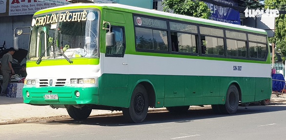 Bắt quả tang xe buýt chở thuốc lá lậu từ Long An về TP.HCM - Ảnh 1. Bắt quả tang xe buýt chở thuốc lá lậu từ Long An về TP.HCM - Ảnh 1.