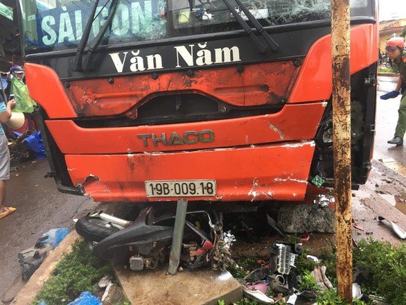Xe giường nằm lao vào cổng chợ Chư Sê tông 3 người chết - Ảnh 1.