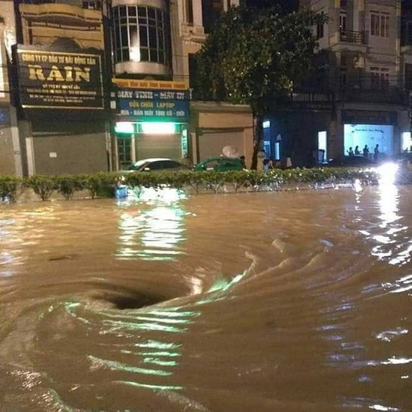 Điện Biên Phủ ngập nặng, dân bì bõm dọn nhà trong đêm - Ảnh 1. Điện Biên Phủ ngập nặng, dân bì bõm dọn nhà trong đêm - Ảnh 1.