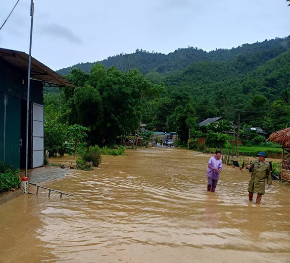 Nước lũ dâng cao phá hủy nhà dân, 16 người vùng cao Thanh Hóa mất liên lạc