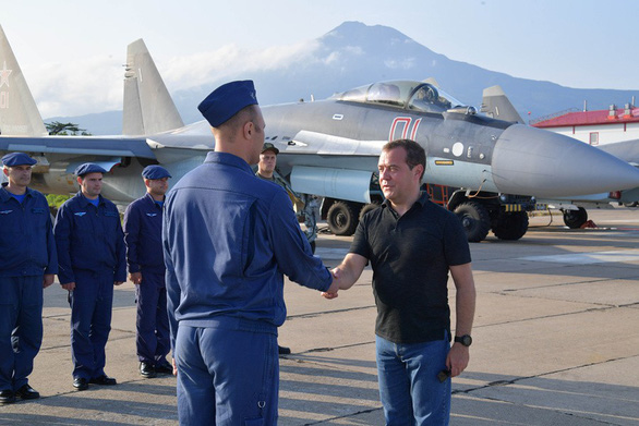 Thủ tướng Nga thăm đảo tranh chấp với Nhật ở Thái Bình Dương - Ảnh 1.