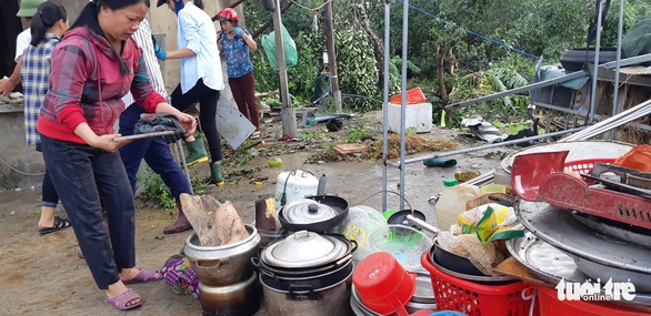 Dân Hà Tĩnh lặng người nhìn nhà cửa tan hoang sau 10 phút lốc xoáy - Ảnh 5. Dân Hà Tĩnh lặng người nhìn nhà cửa tan hoang sau 10 phút lốc xoáy - Ảnh 5.