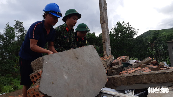 Dân Hà Tĩnh lặng người nhìn nhà cửa tan hoang sau 10 phút lốc xoáy - Ảnh 7. Dân Hà Tĩnh lặng người nhìn nhà cửa tan hoang sau 10 phút lốc xoáy - Ảnh 7.