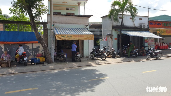 Ghen tuông, mua xăng định tự thiêu trong phòng trọ người tình - Ảnh 2. Ghen tuông, mua xăng định tự thiêu trong phòng trọ người tình - Ảnh 2.