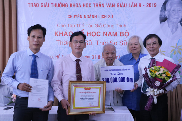‘Khảo cổ học Nam Bộ’ được trao giải thưởng Trần Văn Giàu năm 2019 - Ảnh 1. ‘Khảo cổ học Nam Bộ’ được trao giải thưởng Trần Văn Giàu năm 2019 - Ảnh 1.