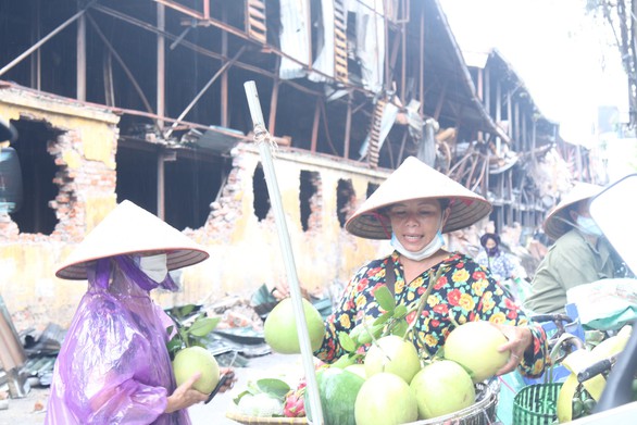 Thu hồi khuyến cáo không sử dụng thực phẩm bán kính 1km vụ cháy Rạng Đông - Ảnh 1. Thu hồi khuyến cáo không sử dụng thực phẩm bán kính 1km vụ cháy Rạng Đông - Ảnh 1.