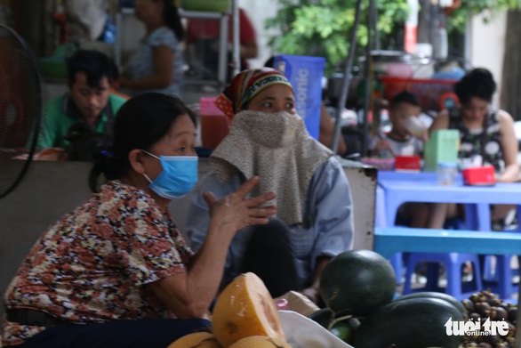 Bà con quanh Công ty Rạng Đông giờ ngủ cũng bịt khẩu trang - Ảnh 2. Bà con quanh Công ty Rạng Đông giờ ngủ cũng bịt khẩu trang - Ảnh 2.