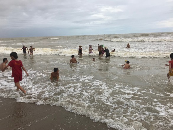 Trót đi biển ngày mưa gió cũng phải tắm chút - Ảnh 1. Trót đi biển ngày mưa gió cũng phải tắm chút - Ảnh 1.
