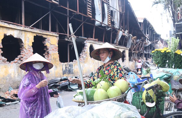 Vụ cháy công ty Rạng Đông: Phường rút khuyến cáo, dân vẫn lo - Ảnh 2. Vụ cháy công ty Rạng Đông: Phường rút khuyến cáo, dân vẫn lo - Ảnh 2.