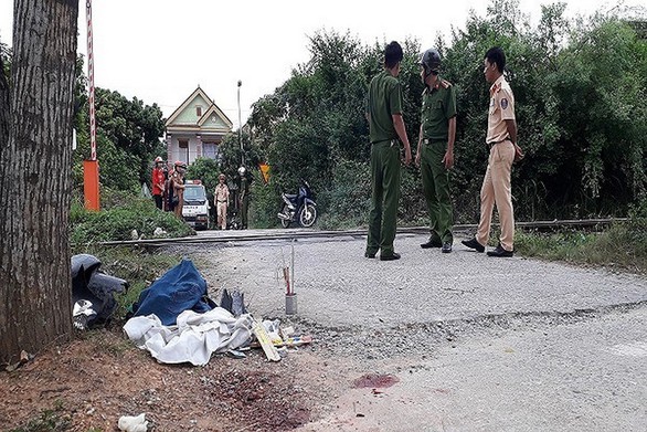 Ngồi sát đường ray chơi điện thoại bị tàu tông chết - Ảnh 1. Ngồi sát đường ray chơi điện thoại bị tàu tông chết - Ảnh 1.