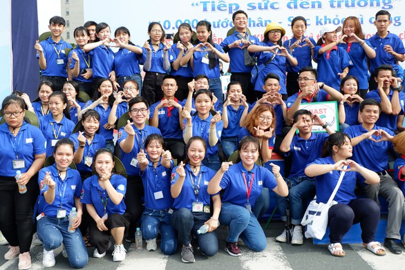 Hơn 5.000 người đi bộ tiếp sức đến trường - Ảnh 8. Hơn 5.000 người đi bộ tiếp sức đến trường - Ảnh 8.