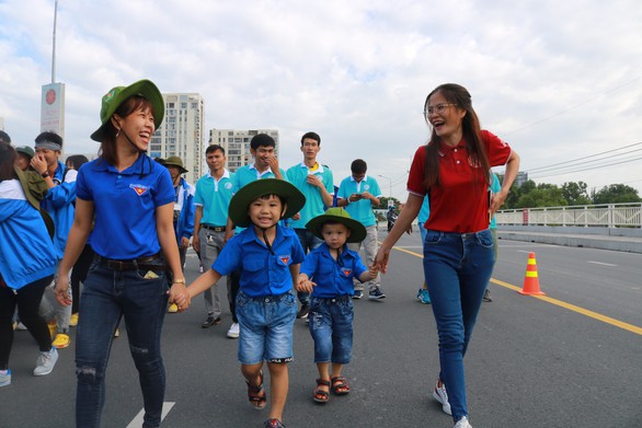 Hơn 5.000 người đi bộ tiếp sức đến trường - Ảnh 12. Hơn 5.000 người đi bộ tiếp sức đến trường - Ảnh 12.
