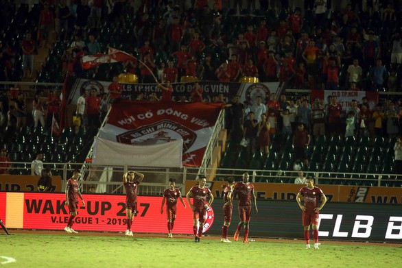 Thua đội chót bảng Sanna Khánh Hòa, TP.HCM mất ngôi đầu bảng V-League 2019 - Ảnh 1. Thua đội chót bảng Sanna Khánh Hòa, TP.HCM mất ngôi đầu bảng V-League 2019 - Ảnh 1.