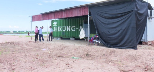 Xử lý công trình vi phạm, hạt trưởng quản lý đê bị côn đồ đến nhà đe dọa - Ảnh 1. Xử lý công trình vi phạm, hạt trưởng quản lý đê bị côn đồ đến nhà đe dọa - Ảnh 1.
