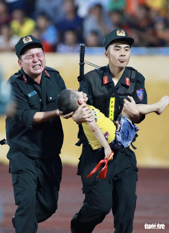 Nét đau tuyệt đẹp của anh cơ động để CĐV nhí co giật cắn nghiến tay mình - Ảnh 3. Nét đau tuyệt đẹp của anh cơ động để CĐV nhí co giật cắn nghiến tay mình - Ảnh 3.