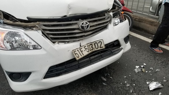 3 ôtô tông nhau trên cầu vượt Hàng Xanh, xe cộ kẹt cứng - Ảnh 2. 3 ôtô tông nhau trên cầu vượt Hàng Xanh, xe cộ kẹt cứng - Ảnh 2.