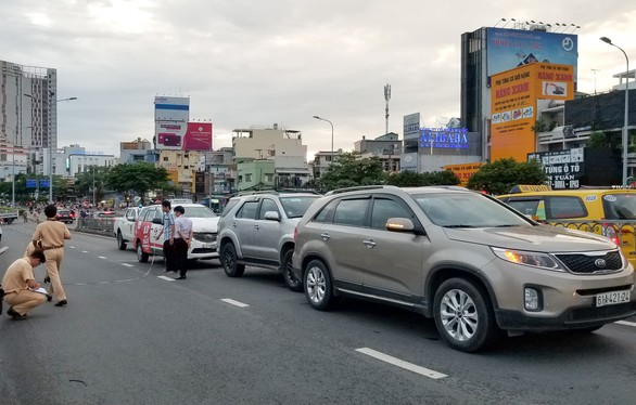 3 ôtô tông nhau trên cầu vượt Hàng Xanh, xe cộ kẹt cứng - Ảnh 1. 3 ôtô tông nhau trên cầu vượt Hàng Xanh, xe cộ kẹt cứng - Ảnh 1.