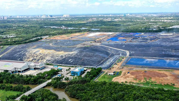 TP.HCM mời người dân giám sát việc khử mùi hôi tại khu Đa Phước - Ảnh 1. TP.HCM mời người dân giám sát việc khử mùi hôi tại khu Đa Phước - Ảnh 1.