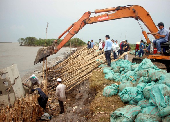 Cà Mau đánh chìm sà lan ngăn sạt lở đê biển Tây - Ảnh 1. Cà Mau đánh chìm sà lan ngăn sạt lở đê biển Tây - Ảnh 1.