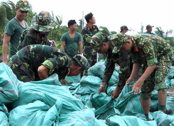 Cà Mau đánh chìm sà lan ngăn sạt lở đê biển Tây - Ảnh 2. Cà Mau đánh chìm sà lan ngăn sạt lở đê biển Tây - Ảnh 2.
