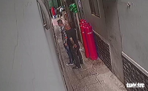 Vụ khủng bố quán phở Hòa: Ném mắm tôm, bỏ gián vào phở trước mặt khách - Ảnh 6. Vụ khủng bố quán phở Hòa: Ném mắm tôm, bỏ gián vào phở trước mặt khách - Ảnh 6.