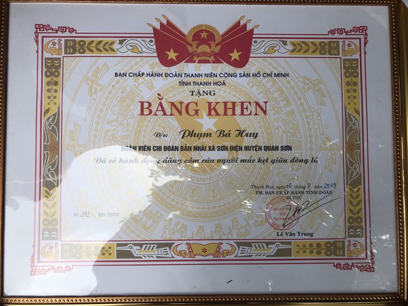 Tặng bằng khen cho thanh niên dũng cảm cứu người trong dòng nước lũ - Ảnh 2. Tặng bằng khen cho thanh niên dũng cảm cứu người trong dòng nước lũ - Ảnh 2.