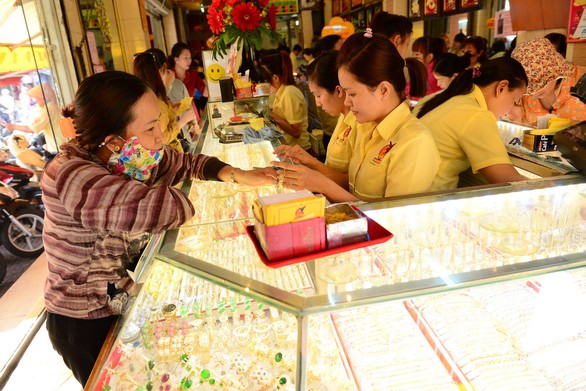Vàng đồng loạt tăng ngoạn mục trên 40 triệu đồng/lượng - Ảnh 1. Vàng đồng loạt tăng ngoạn mục trên 40 triệu đồng/lượng - Ảnh 1.