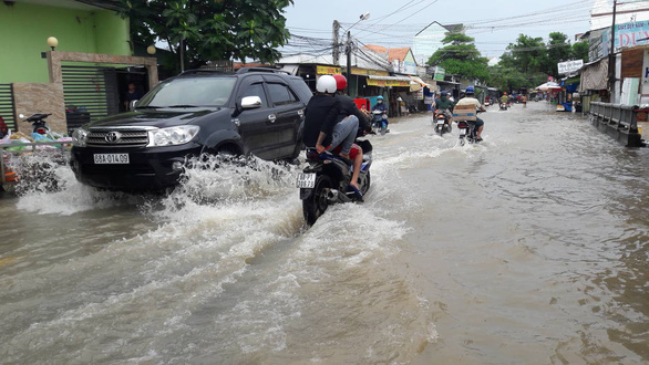 Phú Quốc lại mưa lớn, ngập sâu trong sáng 6-8 - Ảnh 3.