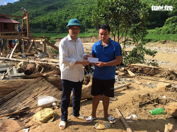 Trao tiền hỗ trợ của bạn đọc Tuổi Trẻ cho người dân Xa Ná - Ảnh 1. Trao tiền hỗ trợ của bạn đọc Tuổi Trẻ cho người dân Xa Ná - Ảnh 1.