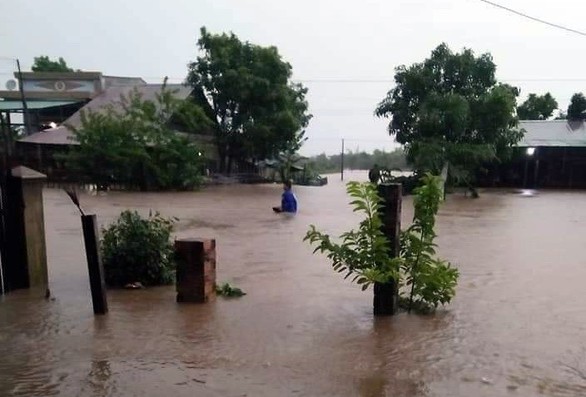 Mưa to kéo dài, hàng trăm ngôi nhà ở huyện biên giới Ea Súp bị ngập chìm - Ảnh 2. Mưa to kéo dài, hàng trăm ngôi nhà ở huyện biên giới Ea Súp bị ngập chìm - Ảnh 2.