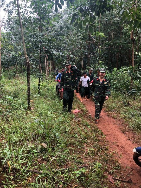 Cứu người mắc kẹt trên cây nhiều giờ trong lũ dữ - Ảnh 2. Cứu người mắc kẹt trên cây nhiều giờ trong lũ dữ - Ảnh 2.