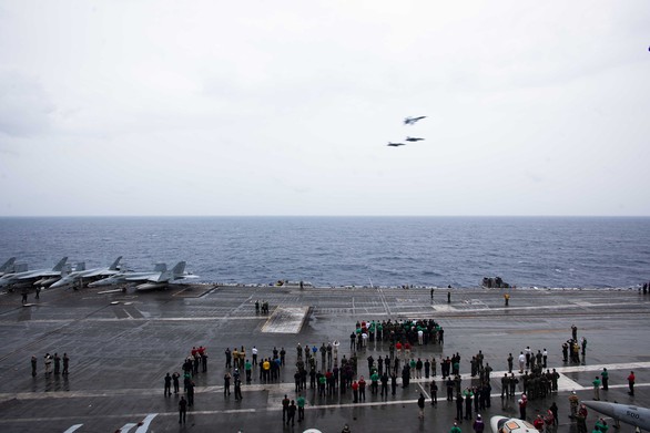 Tàu sân bay Mỹ USS Ronald Reagan đến Philippines sau khi tuần tra Biển Đông - Ảnh 7. Tàu sân bay Mỹ USS Ronald Reagan đến Philippines sau khi tuần tra Biển Đông - Ảnh 7.