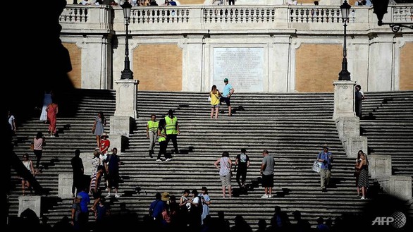 Ngồi ở di tích lịch sử tại Rome có thể bị phạt hơn 10 triệu đồng - Ảnh 2. Ngồi ở di tích lịch sử tại Rome có thể bị phạt hơn 10 triệu đồng - Ảnh 2.