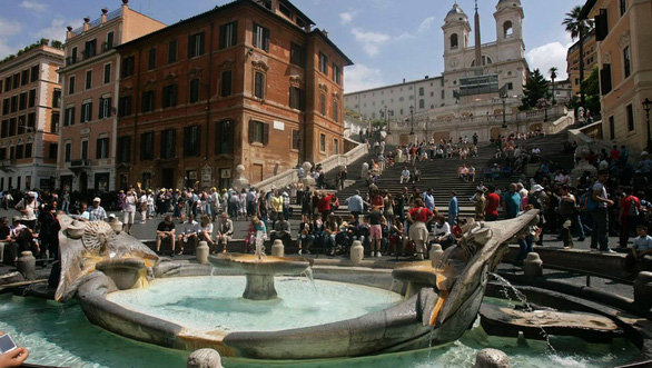 Ngồi ở di tích lịch sử tại Rome có thể bị phạt hơn 10 triệu đồng - Ảnh 1. Ngồi ở di tích lịch sử tại Rome có thể bị phạt hơn 10 triệu đồng - Ảnh 1.