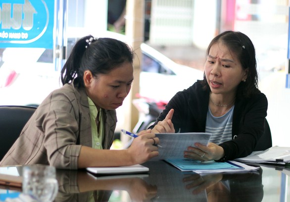 Cô giáo quỳ ở UBND tỉnh: Tôi bị xúc phạm và oan ức - Ảnh 1. Cô giáo quỳ ở UBND tỉnh: Tôi bị xúc phạm và oan ức - Ảnh 1.