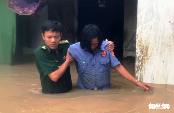 30.000 hộ dân Đắk Lắk bị cô lập, hàng chục ngàn ngôi nhà chìm trong biển nước - Ảnh 3. 30.000 hộ dân Đắk Lắk bị cô lập, hàng chục ngàn ngôi nhà chìm trong biển nước - Ảnh 3.