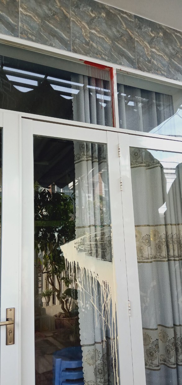 Công an Đà Nẵng yêu cầu báo cáo trường hợp chặn xe bắt viết giấy nợ - Ảnh 2. Công an Đà Nẵng yêu cầu báo cáo trường hợp chặn xe bắt viết giấy nợ - Ảnh 2.