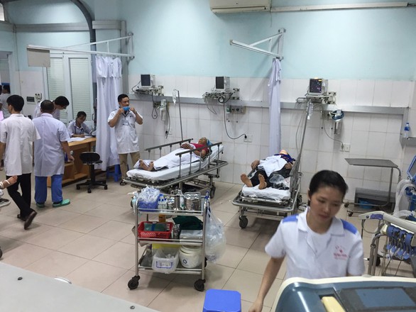 Đào bới khẩn trương suốt đêm tìm người mất tích vụ sập giàn giáo - Ảnh 1. Đào bới khẩn trương suốt đêm tìm người mất tích vụ sập giàn giáo - Ảnh 1.