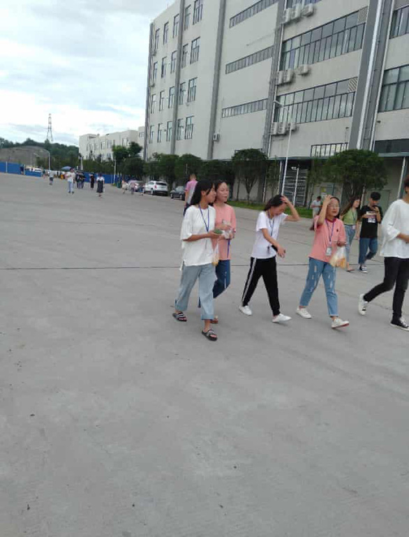Điều tra Foxconn thuê học sinh Trung Quốc làm đêm sản xuất loa cho Amazon - Ảnh 3. Điều tra Foxconn thuê học sinh Trung Quốc làm đêm sản xuất loa cho Amazon - Ảnh 3.