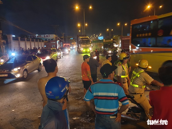 Xe máy đổ dốc cầu vượt Thủ Đức tông đuôi xe tải, 1 người chết - Ảnh 2. Xe máy đổ dốc cầu vượt Thủ Đức tông đuôi xe tải, 1 người chết - Ảnh 2.