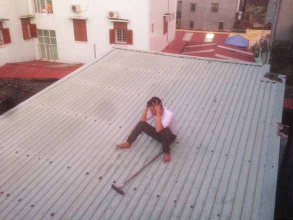 Ngáo đá đi lang thang, ném ximăng trên nóc nhà suốt đêm - Ảnh 1. Ngáo đá đi lang thang, ném ximăng trên nóc nhà suốt đêm - Ảnh 1.